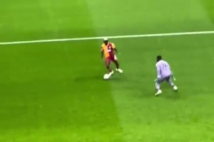 河南球迷拿着盘饺子放话：成都球迷看看这是啥，恭喜三冠王