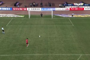 遗憾！南通队球员李贤成失点丢冠后痛哭，主裁马宁上前安慰