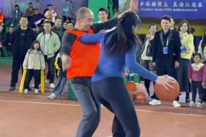 好家伙，野球场肘姐面对大爷贴防，直接一肘支开