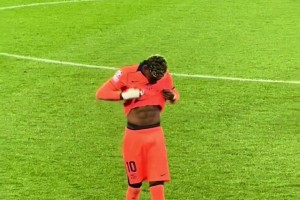 亚马尔：看看我的八块腹肌还在不在