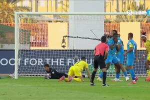 C罗机敏走位找到落点，头球攻门可惜稍正被扑