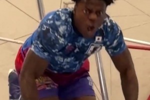 举哑铃后空翻！甲亢哥这身体素质真牛啊