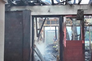 这氛围真好！杨瀚森在训练中扔进超远弹地三分，队友们一片欢呼！