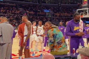 太豪华了！22年湖人群星阵容，里夫斯在角落站如喽啰