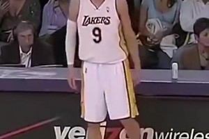 孙悦：在国内感觉自己身体不错，去了湖人后发现香农布朗在天上飞