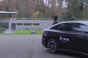 孔德抵达法国国家队报到，每次去国家队都跟走时尚秀似的~