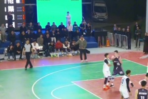 好家伙，中原村BA赛场出现暴力冲突事件，双方挥拳相向