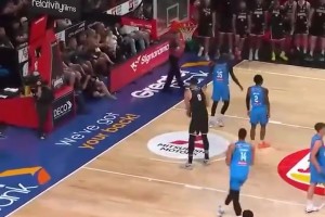 现在都胖成啥样了！浓眉刚到湖人的时候，这个体型多完美啊！