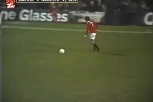 1972年，在老特拉福德球场，球迷冲进球场，准备攻破利兹联的球门