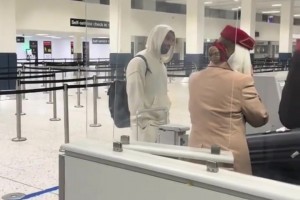 输给曼城后，路人拍到萨拉赫独自乘坐飞机离开，要去国家队咯~