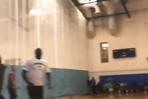 满级大佬炸鱼新手村！网友恶搞：假如詹姆斯打发展联盟……