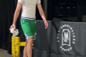 独行侠还在不停地输球！弗拉格赛后很沮丧，但依旧耐心为球迷签名