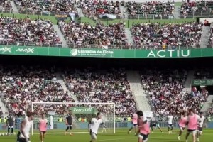 梅西在公开训练上内切破门，引起全场惊呼