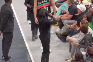 这身材和穿着也太炸裂了！勇士马刺比赛，著名女演员从场边走过！