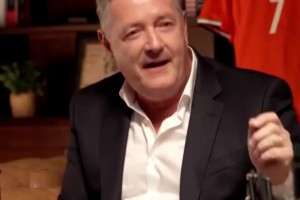 声援C罗！摩根晒视频：梅西同样肘击对手就没事