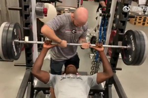 什么水平？爱德华兹17岁时，辅助卧推275磅