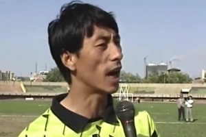 够狠！施连志飞踹高峰被禁赛后的采访成为了中国足球的名场面