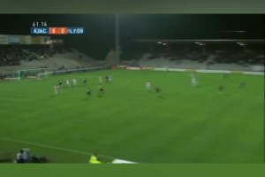 简直无解！小儒尼尼奥中圈附近任意球直接轰进！