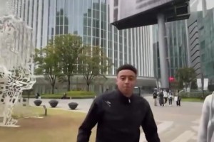 名场面：甲亢哥在加纳乔面前展示倒挂金钩，还让后者模仿狗叫！