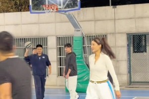 高级感！前方周玲安现场拍摄湖人新赛季开场秀