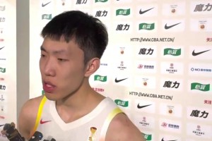 小吧现场实拍：男篮惜败球员们面无表情退场 现场播《真心英雄》