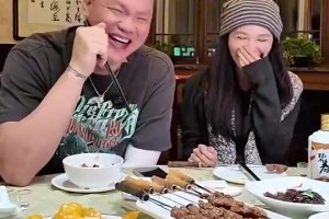 总经理和“53岁女主持”一起快乐🤣美娜在朱芳雨身边小鸟依人