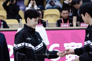 摩洛哥某球队球迷向场内扔了一把匕首，还被对方球队捡到了？！