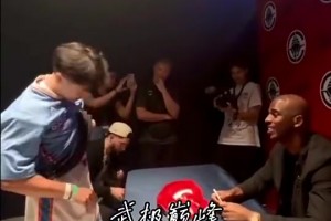 他得多难过😣球迷此前身穿保罗不同时期球衣到场支持保罗...