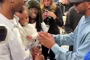 保罗想抱抱亚历山大的儿子，但后者似乎有点不太情愿啊😂