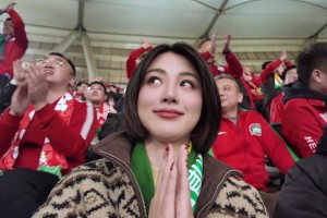 注意安全啊😐！演员余薇薇身披国安围巾坐在了河南球迷看台