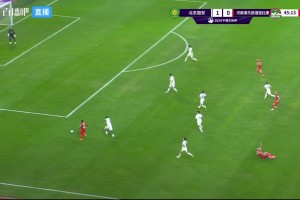 帅气眼镜装👍️！新任国足主帅邵佳一现场观战足协杯决赛