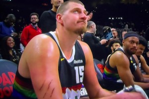 触目惊心啊！约基奇胳膊上的三道血痕是谁挠的？下手真狠啊😨