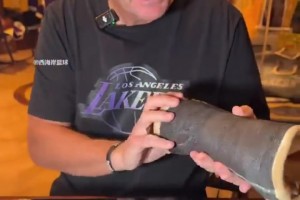 真爱啊！收藏家晒新秀科比石膏：来自湖人队医，之前想约科比签名