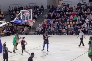 笑死！哥们你这操作，伤害性不大侮辱性极强😂