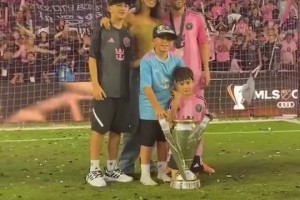 赛后梅西和家人一起与球迷、奖杯合影🏆
