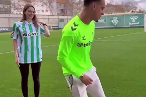 女网红：对不起巴萨，安东尼会让你见识什么叫真正的足球🤣