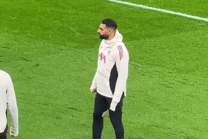 格瓦迪奥尔根据童年照猜曼城队友！瓜迪奥拉照片有点成熟啊~