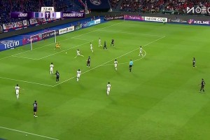 太险了！张琳芃失误柔佛打门中柱，反弹陈威头上滑门而过