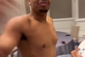 超雄烤鸡！名场面：凯尔登约翰逊看比赛一激动把电视干废了！