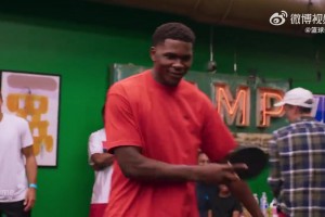 爱德华兹打乒乓球是种什么体验？对面的妹子是美国华裔球员张安